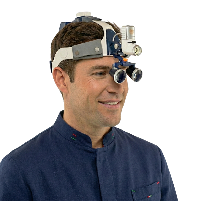 2.5倍または 3.5倍に調整可能な レンズと 80,000 ルーメンのライト付きV1 Pro MAX 拡大鏡