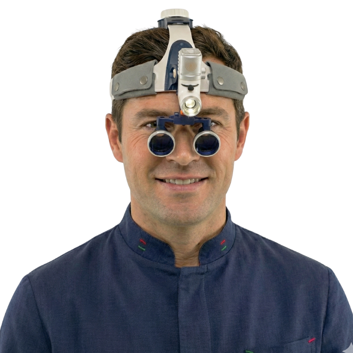 2.5倍または3.5倍レンズと超強力な80,000ルーメンのライト付きV1 Pro MAX 拡大鏡